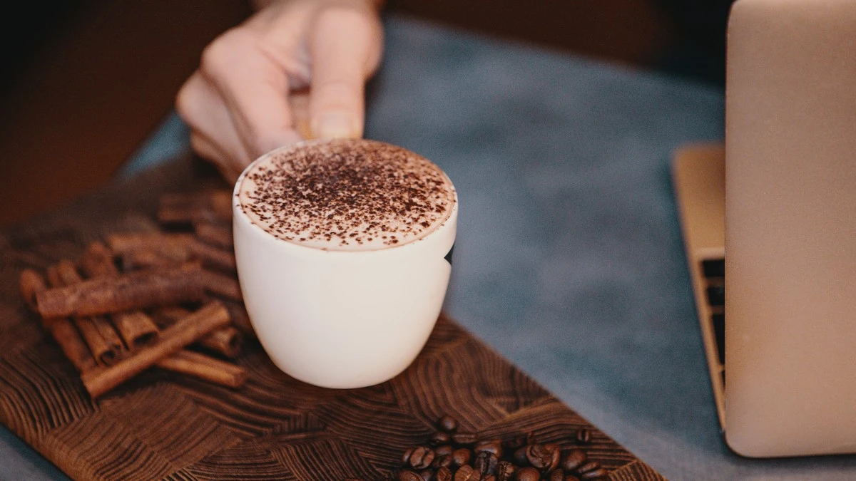 Dlaczego warto dodać szczyptę cynamonu do kawy zamiast szukać słodkiej przekąski - image 1