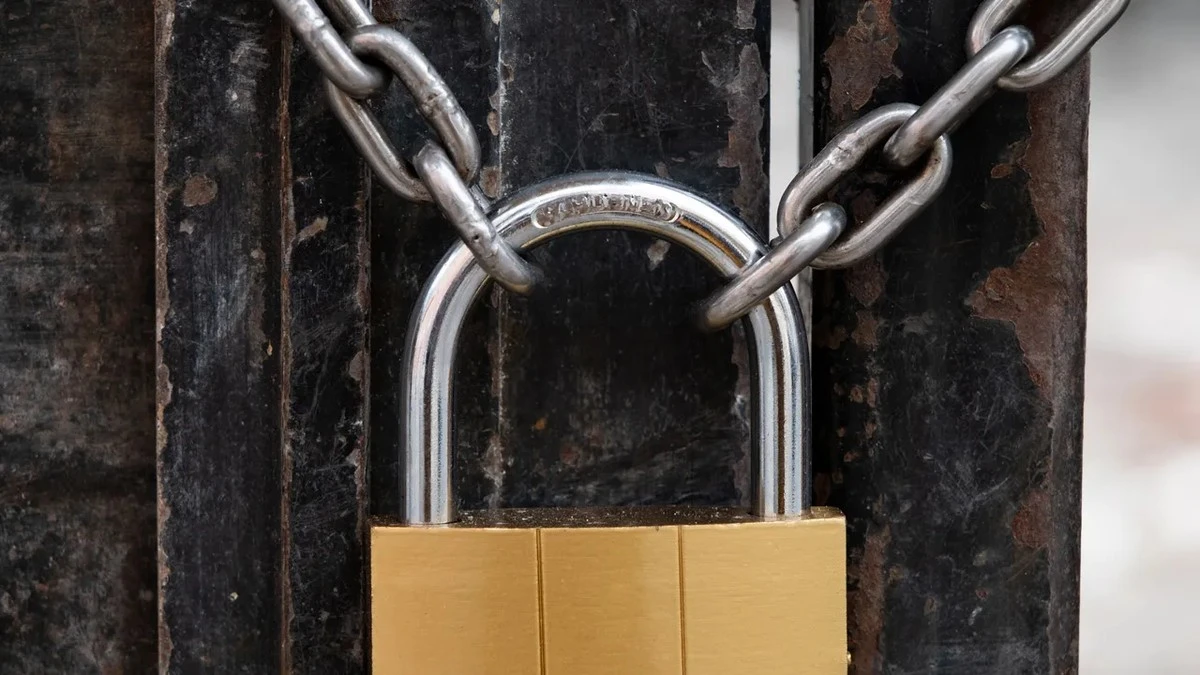 Dlaczego przez 25 lat nikt nie zauważył uwięzionej kobiety w sąsiedztwie