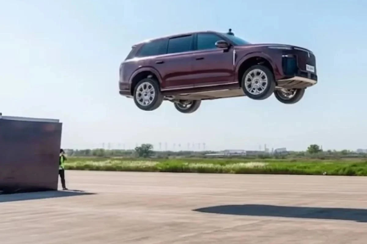 Ponad 2,7 tony w powietrzu: ten test zniszczenia pokazuje, co naprawdę znaczy bezpieczne auto
