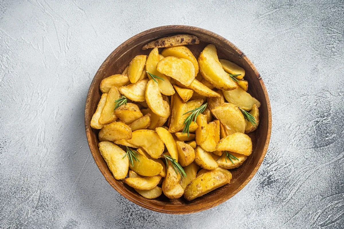 Dlaczego warto sparzyć ziemniaki wrzątkiem przed smażeniem