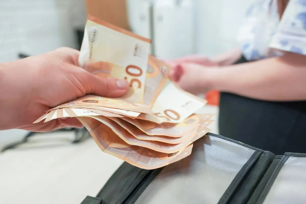 Banknot 50 euro z trójkątem i cyframi 3-6-9: talizman czy tylko bazgroły?