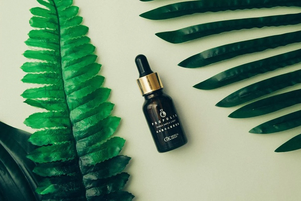 Dlaczego twoja cera potrzebuje ziół zamiast drogich serum