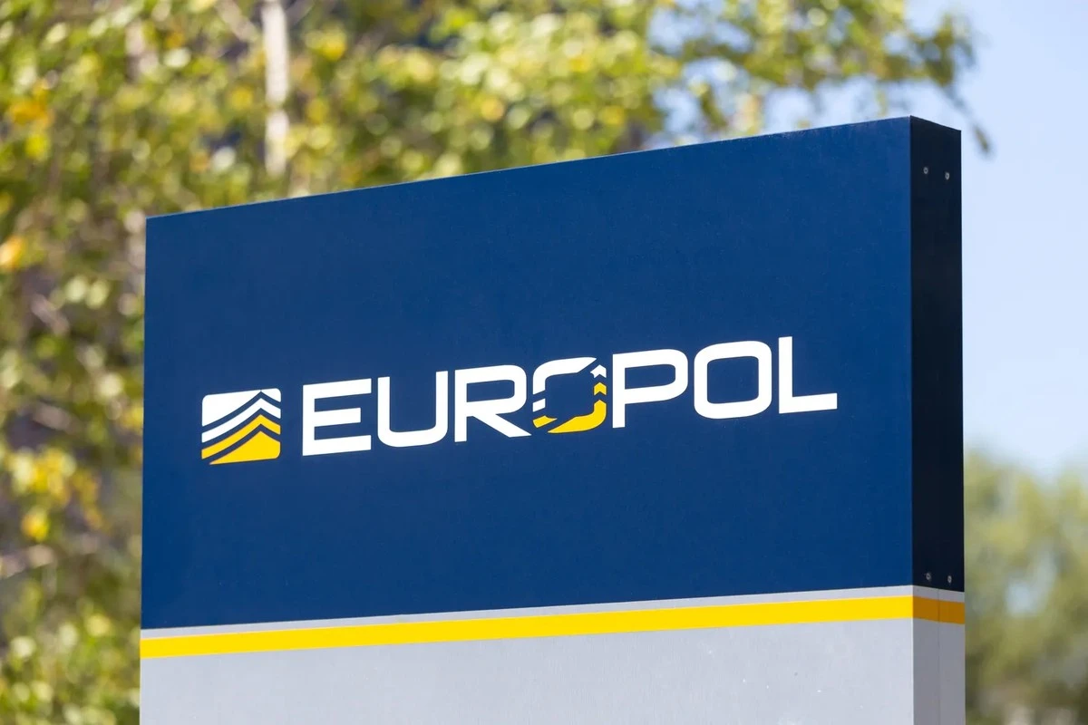 Ponad 700 grup przestępczych w Europie: dlaczego Twój biznes może być przykrywką