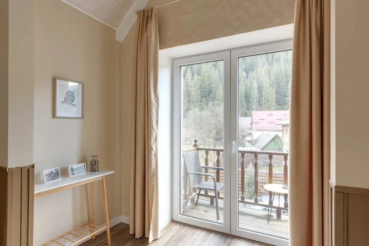 Dlaczego dodanie dwóch łyżek soli zmienia mycie okien w prostą czynność