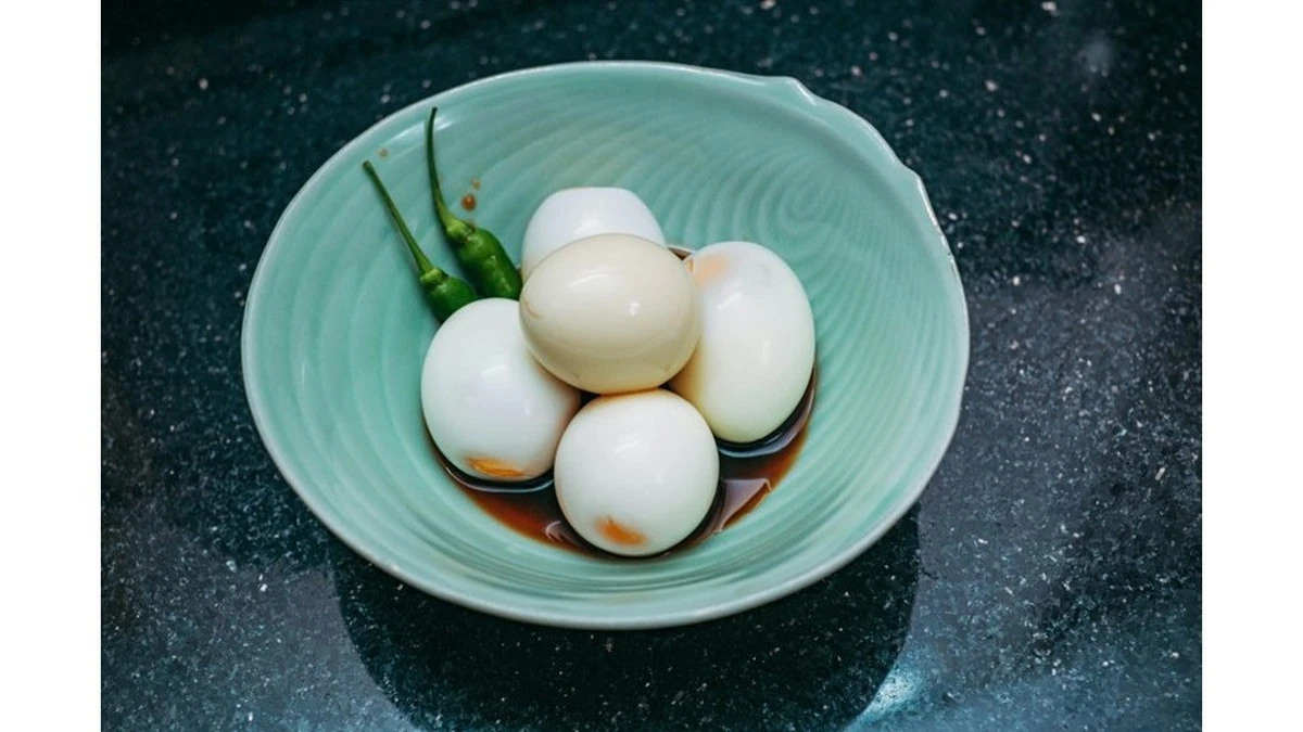 Dlaczego warto włożyć ugotowane jajka do sosu sojowego