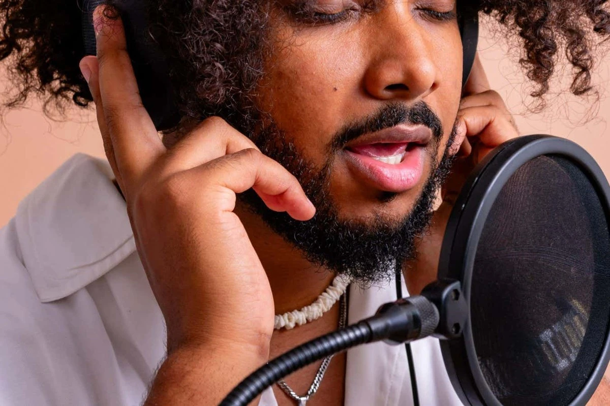 Vocal fry u mężczyzn: dlaczego nauka obala popularny mit