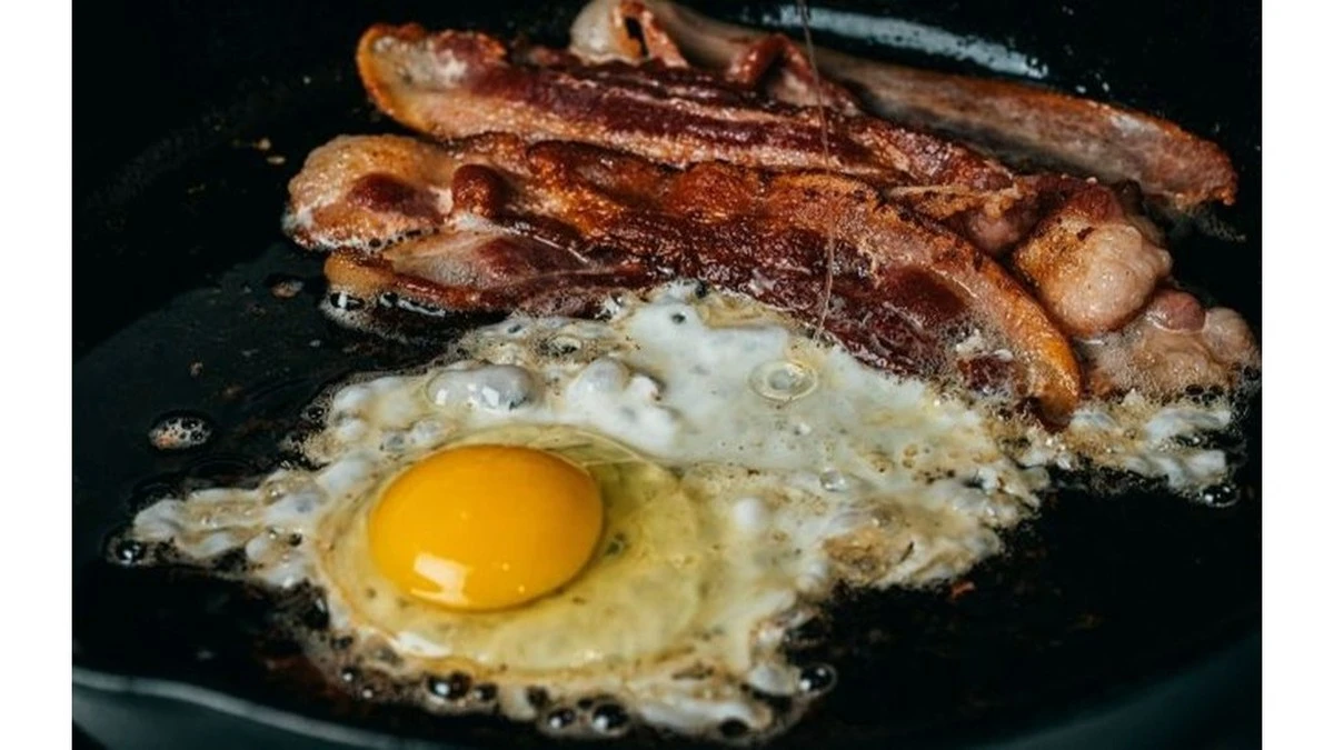 Jajecznica z boczkiem to błąd. Kardiolog zdradza, czym ją zastąpić, by chronić serce