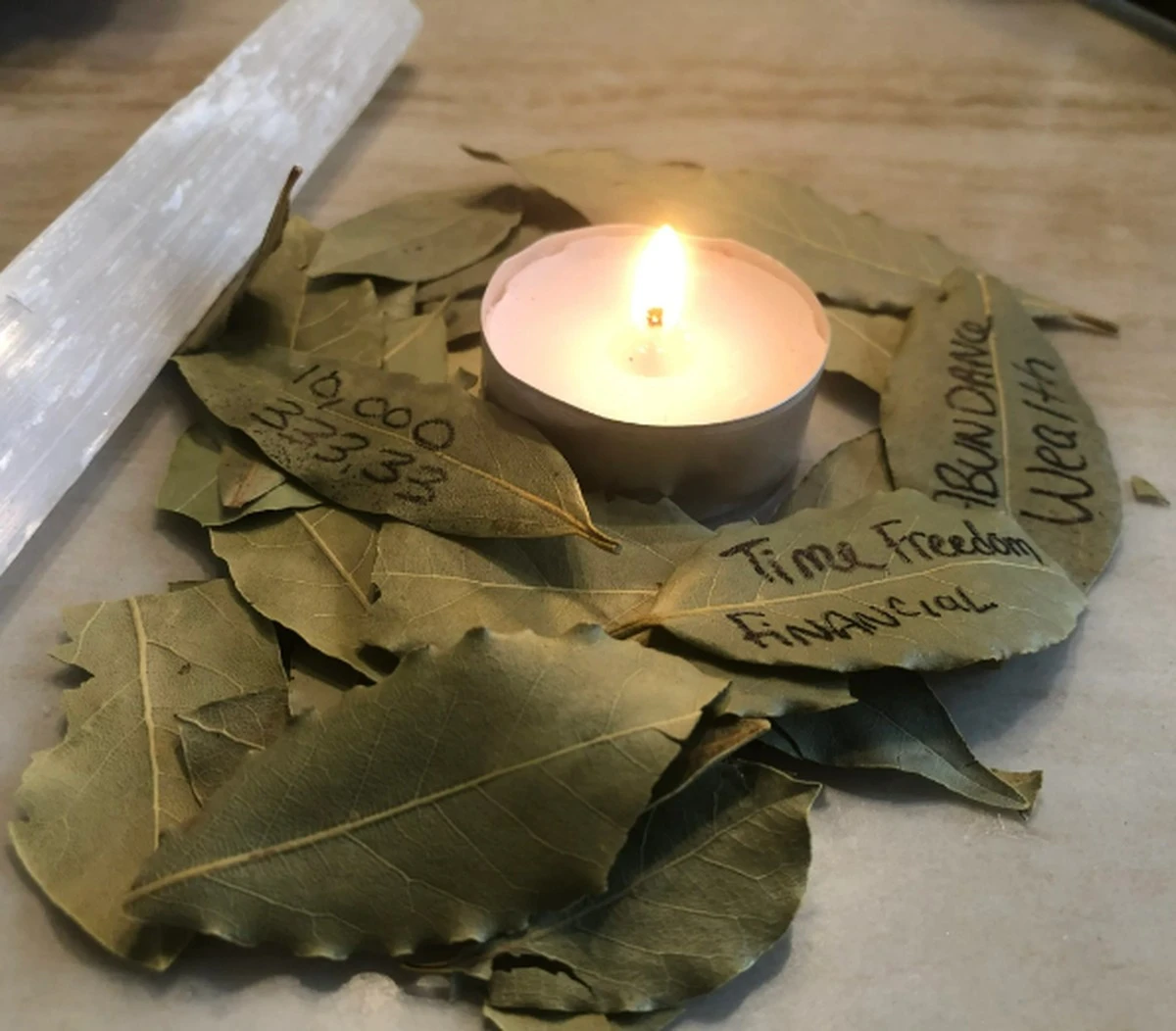 dlaczegowpoowie-extra-1.webp Dlaczego w połowie kwietnia warto zapalić liść laurowy w domu - image 1