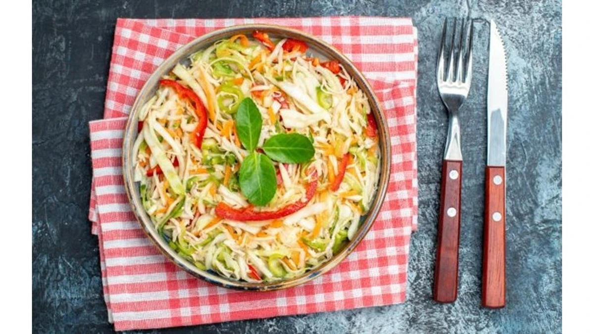 Dlaczego doświadczone gospodynie zawsze zalewają surówkę gorącym olejem