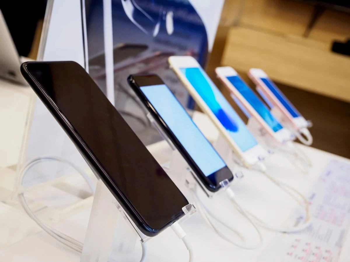 Dlaczego dwuletni iPhone bywa lepszy od nowego Samsunga z salonu