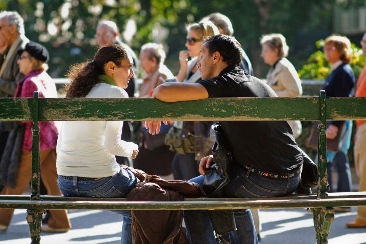 Dlaczego rozmowa z chatbotem nie leczy samotności, a zwykłe small talk tak