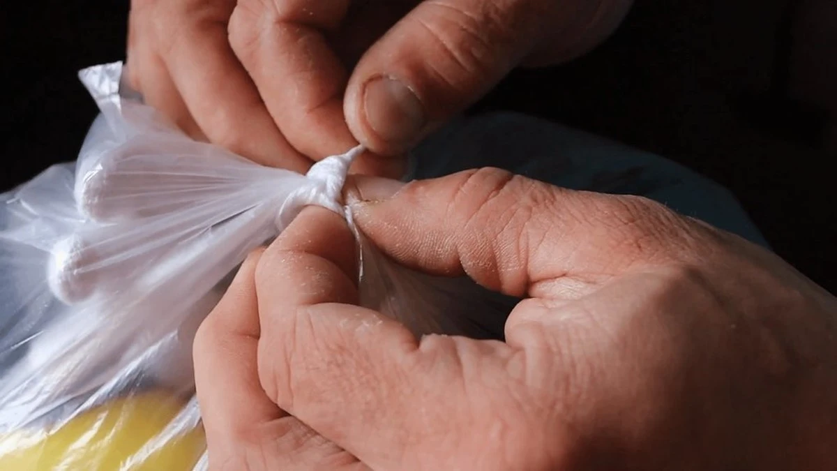 Sposób na węzeł, który zaciśnięto złośliwie: trik z plastikową torebką