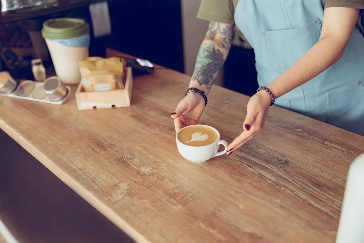 Kawa za 22 złote, obiad za 60: czy polskie ceny usług straciły kontakt z rzeczywistością?