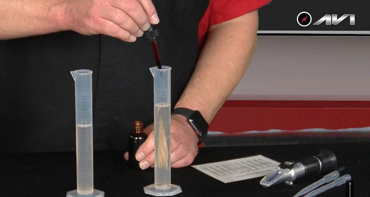 Dlaczego warto upuścić kroplę benzyny na białą kartkę - image 1