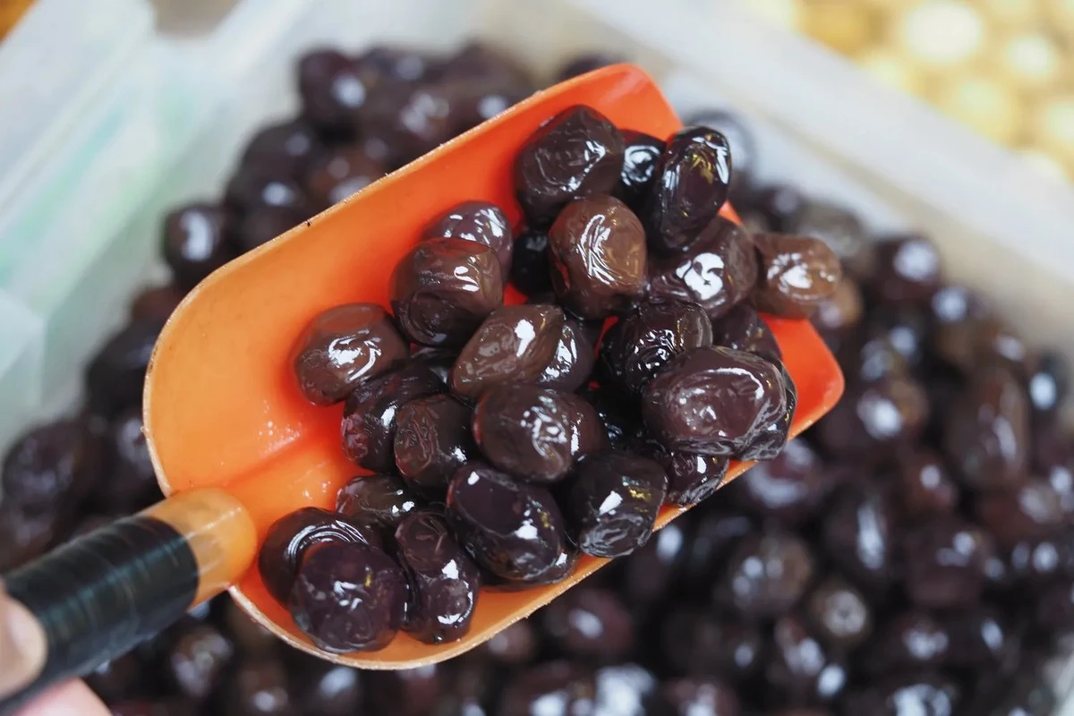 Dlaczego warto sprawdzić kolor pestki czarnych oliwek przed zakupem