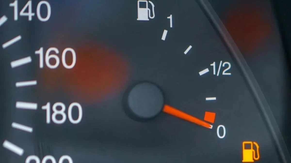 Ile kilometrów naprawdę przejedziesz, gdy zapali się kontrolka paliwa