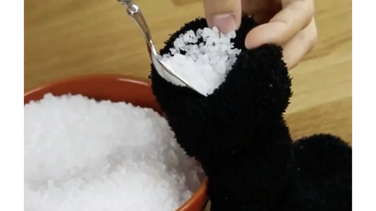 Dlaczego warto położyć starą skarpetę z solą na parapecie