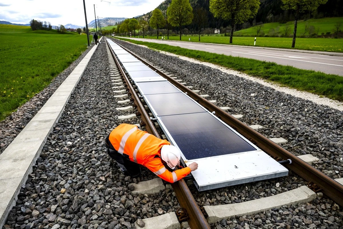 panelesonecznem-extra-1.webp Panele słoneczne między torami: szwajcarski sposób na zieloną energię - image 1