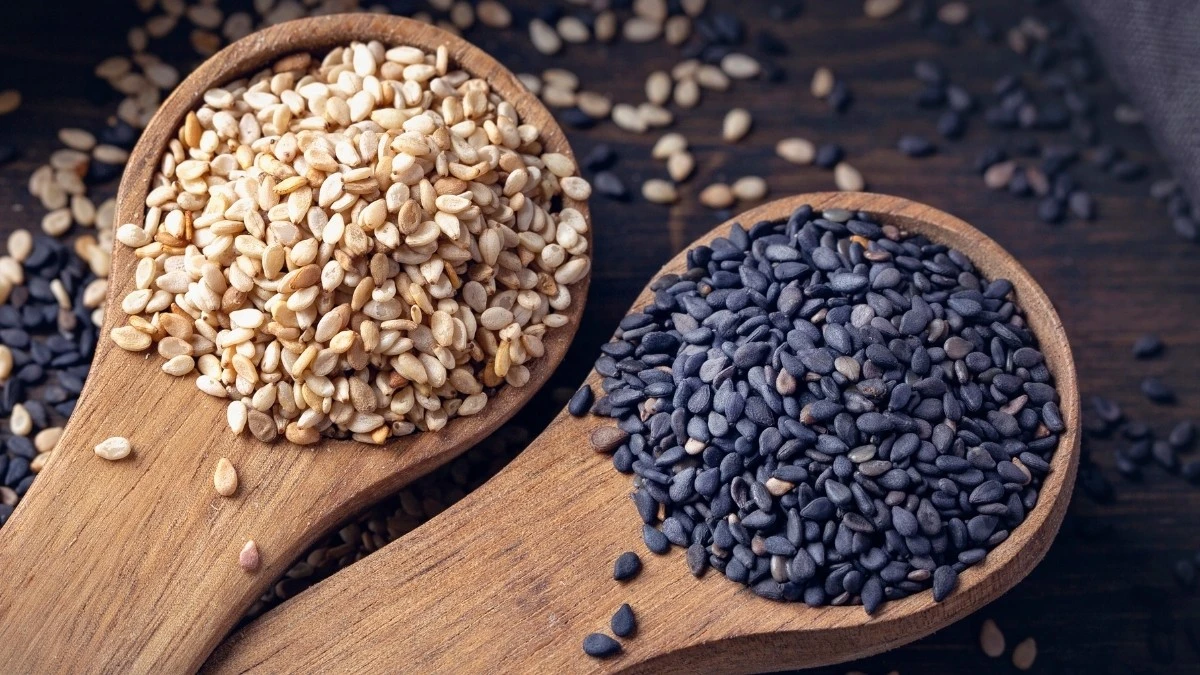 Dlaczego warto dosypać łyżeczkę czarnego sezamu do jogurtu zamiast białego