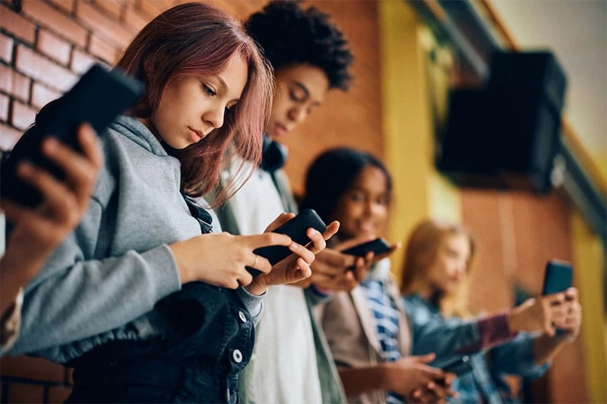 Ta książka nie jest wizją przyszłości, lecz ostrzeżeniem przed tym, co dzieje się w naszych telefonach - image 1