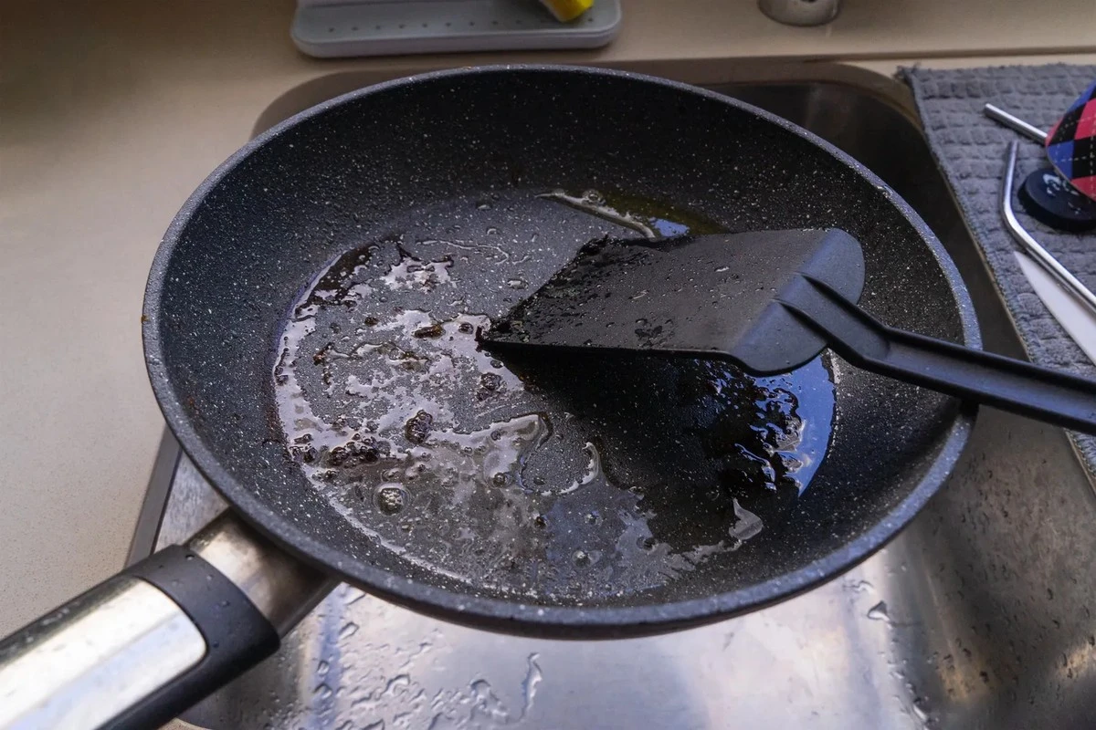 Dlaczego mycie przypalonej patelni plastikową torebką naprawdę działa