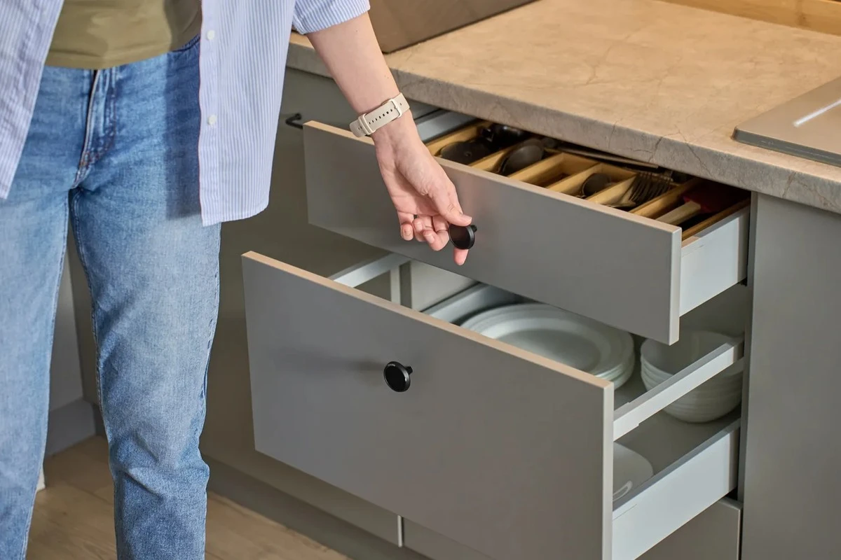 Dlaczego doświadczeni domownicy wykładają dno szuflad folią aluminiową