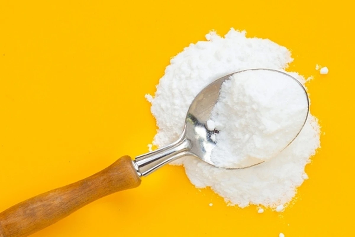 Dlaczego warto wsypać sodę do butów i zostawić ją na noc