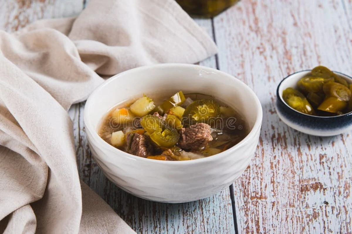 dlaczegodoswiad-extra-1.webp Dlaczego doświadczeni dietetycy odradzają jedzenie samej zupy kapuścianej - image 1