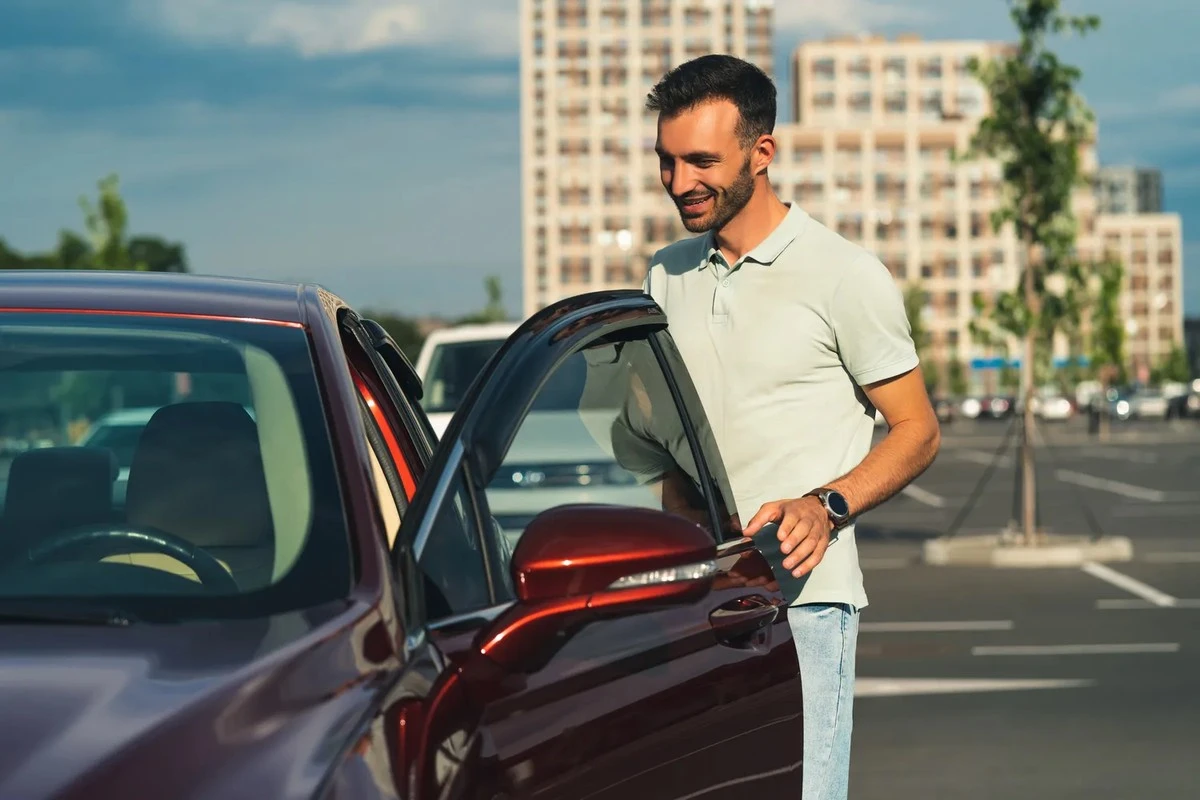 Koniec epoki gotówki w komisach: jak nowe przepisy UE zmienią zakup auta