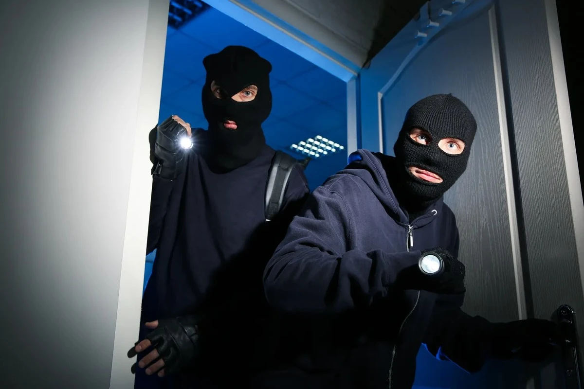 Dziwne przedmioty przy drzwiach mogą oznaczać obserwację mieszkania