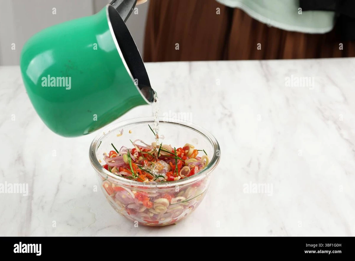 Dlaczego doświadczone gospodynie zawsze zalewają surówkę gorącym olejem - image 1