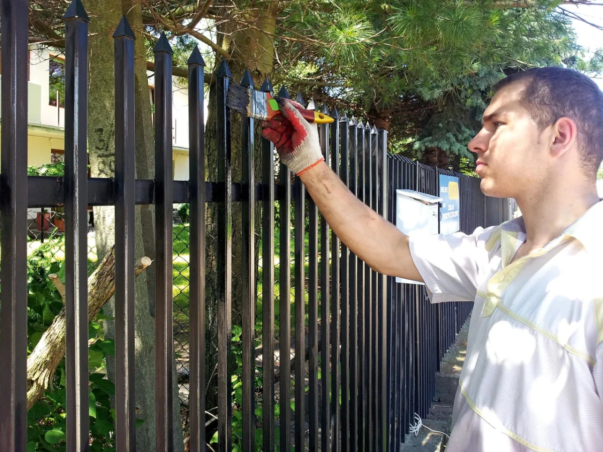 Jak pomalować ocynkowane ogrodzenie? Najlepsze farby i metody