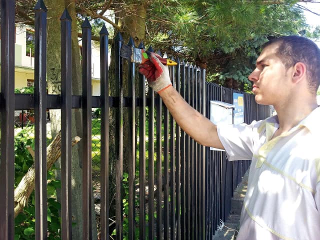 Jak pomalować ocynkowane ogrodzenie? Najlepsze farby i metody