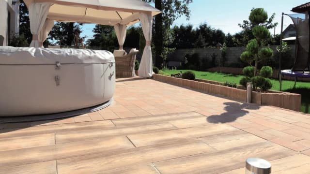 Taras drewniany czy kamienny: Porównanie, wady i zalety materiałów