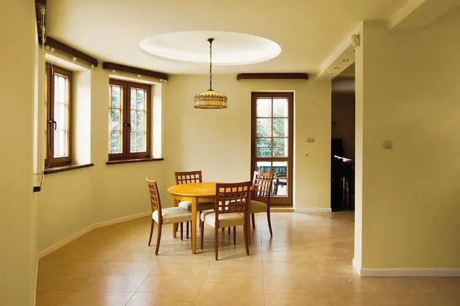 Jak zrobić podwieszany sufit w salonie: Instrukcja krok po kroku