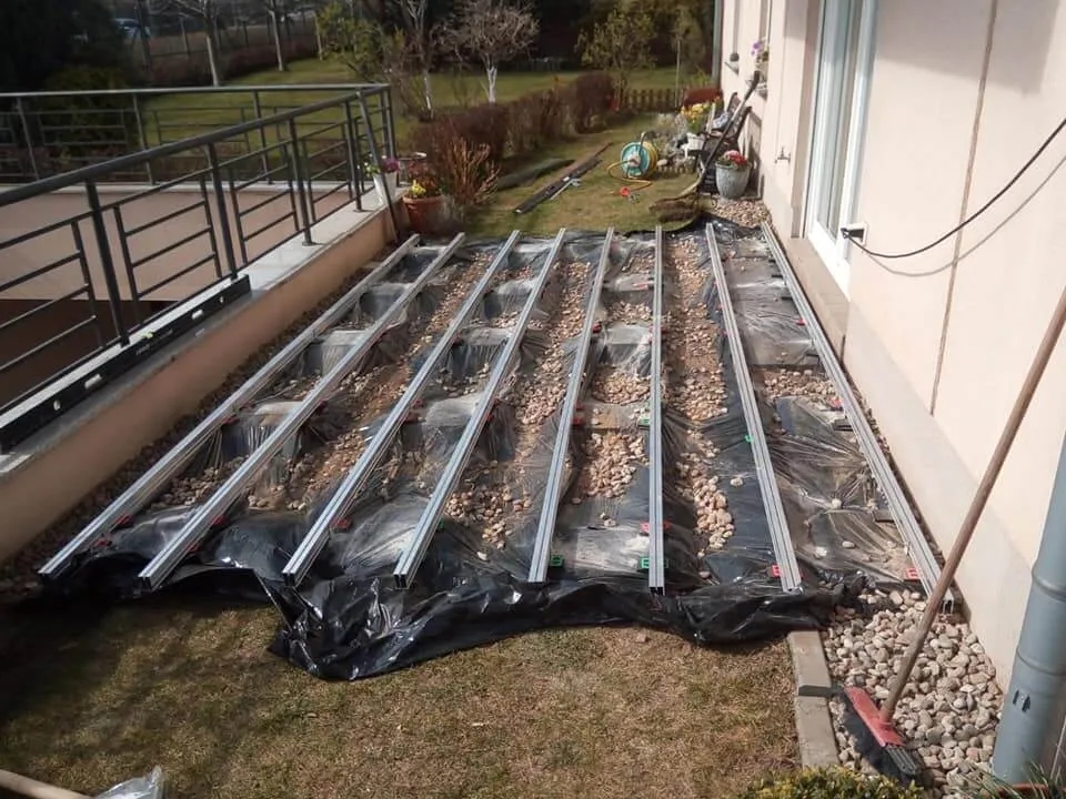 Jak prawidłowo ułożyć bloczki betonowe pod taras - krok po kroku