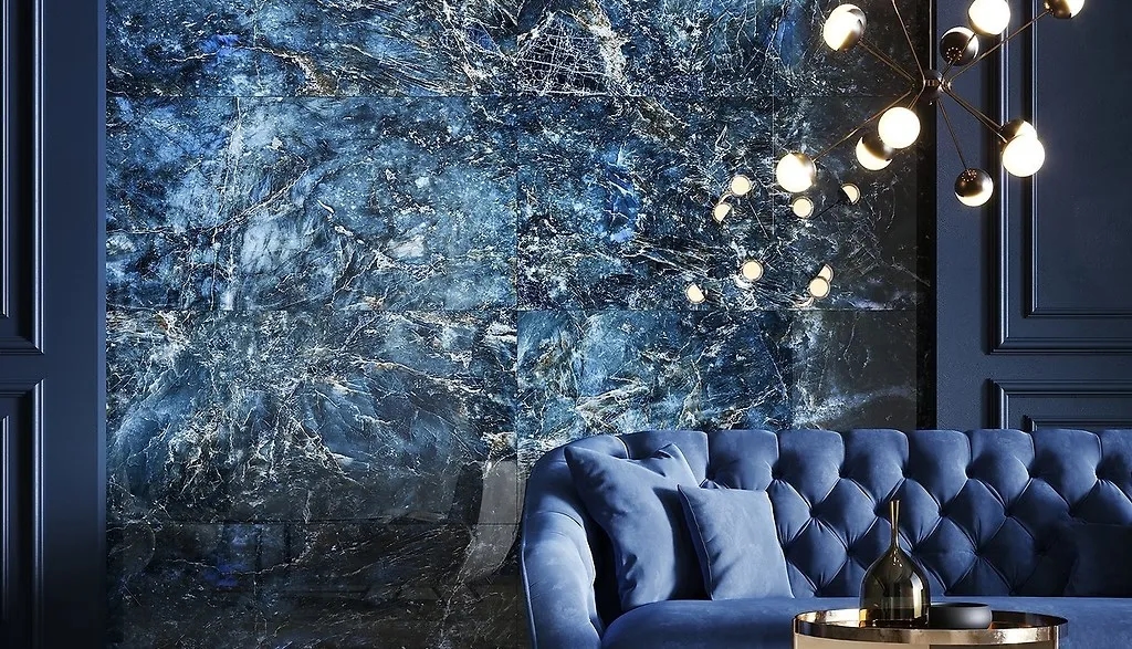 Granatowa ściana w salonie: 7 najlepszych połączeń kolorów