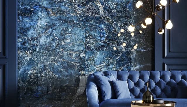 Granatowa ściana w salonie: 7 najlepszych połączeń kolorów