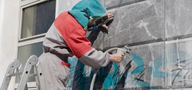 Jak usunąć graffiti z elewacji: 5 skutecznych metod i porady