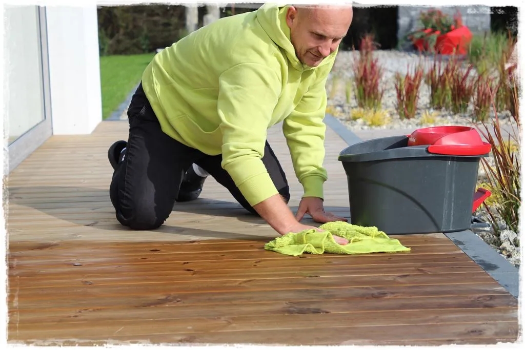 Olejowanie czy lakierowanie tarasu: Porównanie metod konserwacji