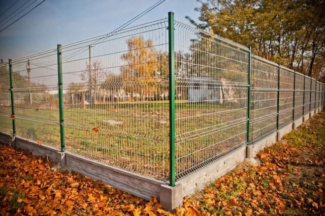 Jaka odległość między słupkami ogrodzenia panelowego? Poradnik