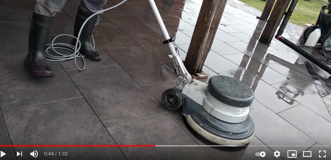 Czym myć płytki na tarasie? 7 skutecznych metod czyszczenia