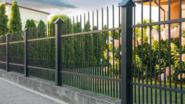 Czym ogrodzić ogród? 7 najlepszych materiałów i rozwiązań