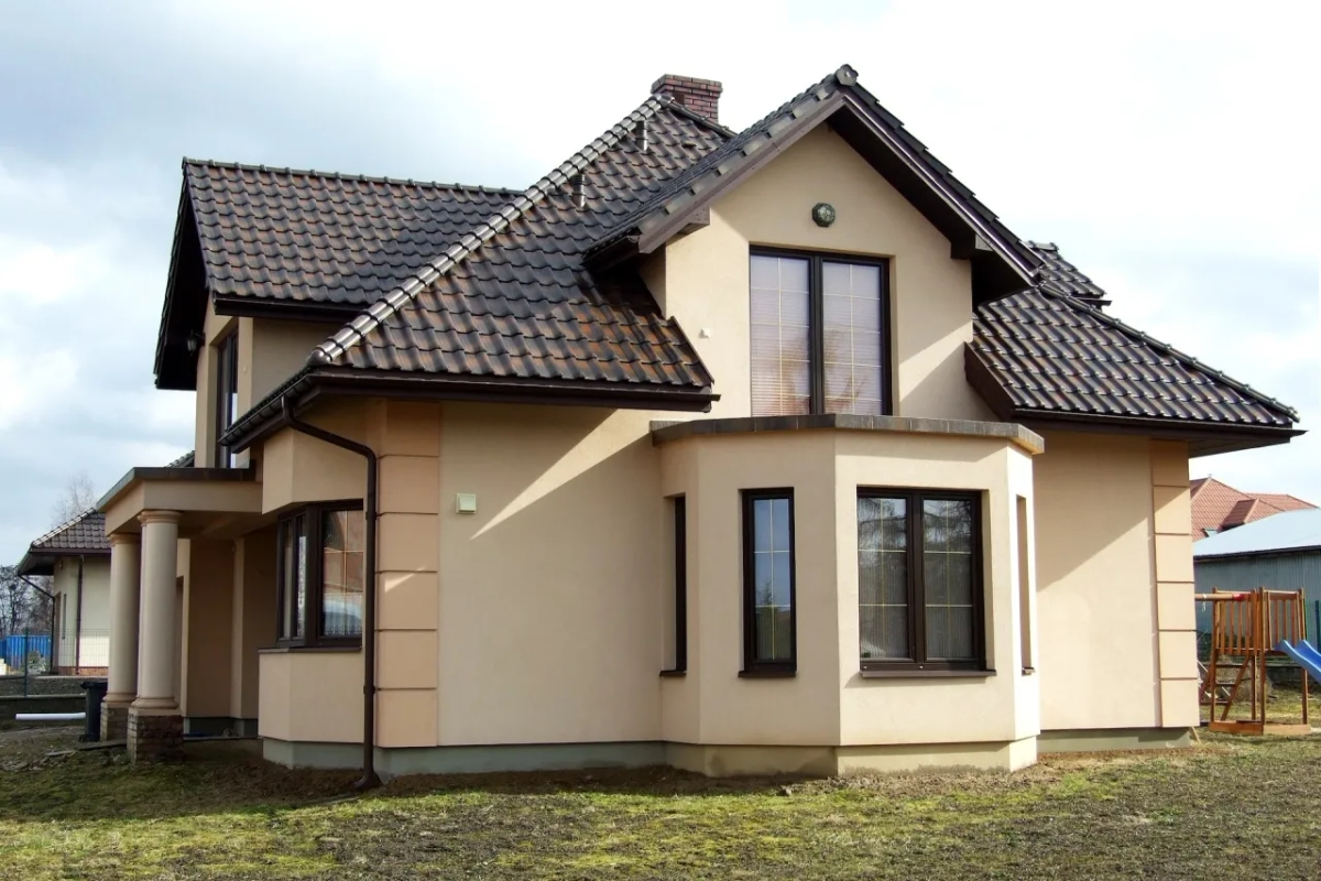 Jaka elewacja do brązowego dachu i okien? Najlepsze kolory i style