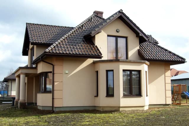 Jaka elewacja do brązowego dachu i okien? Najlepsze kolory i style
