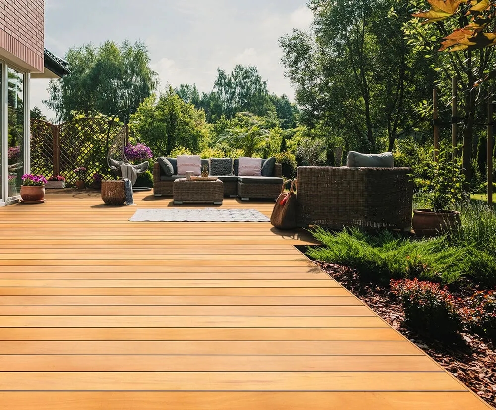 Jak dbać o drewniany taras: 10 skutecznych porad pielęgnacyjnych