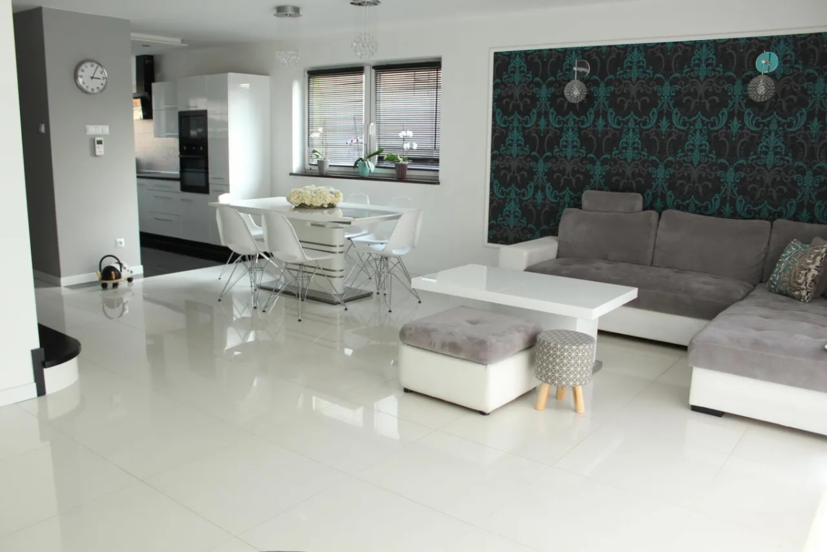 Płytki czy panele w salonie: Porównanie i wybór idealnej podłogi