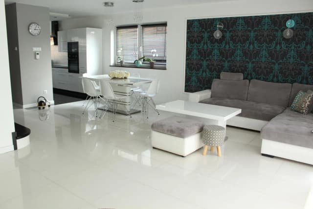 Płytki czy panele w salonie: Porównanie i wybór idealnej podłogi