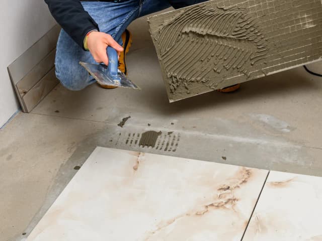 Ile kosztuje położenie płytek na tarasie? Sprawdź ceny i porady