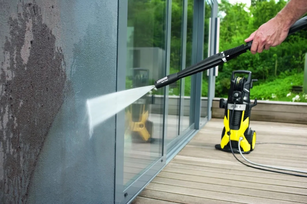 Czym umyć elewację domu: 7 skutecznych metod i środków